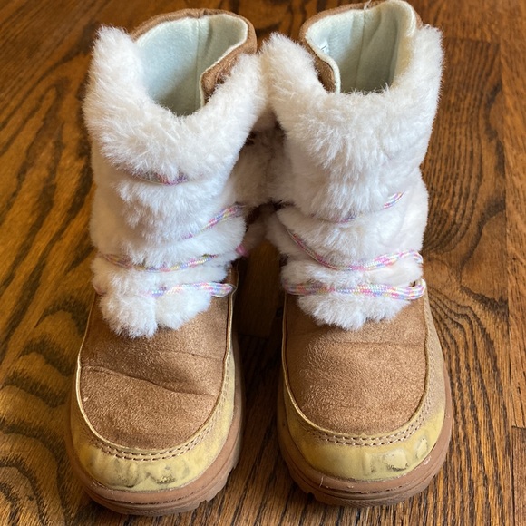 Carter’s faux fur boots with rainbow laces. Size 9. Great condition! - Picture 6 of 9